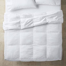 Load image into Gallery viewer, King Mid Weight 600 Fill Power Premium Duck Down Hypoallergenic RDS Certified Machine Washable Comforter - Casaluna
